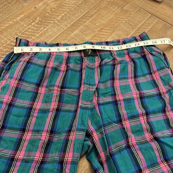 Victoria’s Secret plaid short sleeve pajamas - Picture 11 of 16